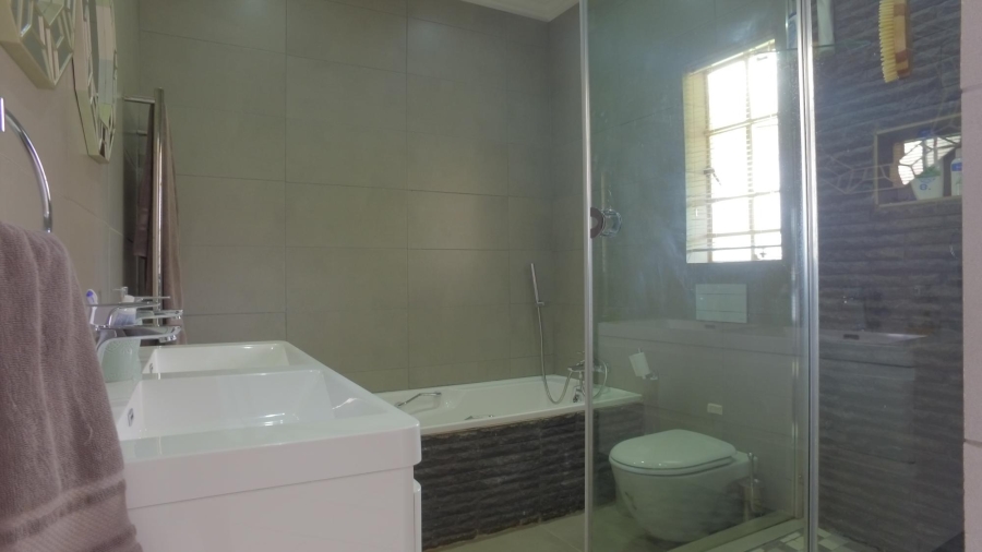 3 Bedroom Property for Sale in Safari Gardens North West